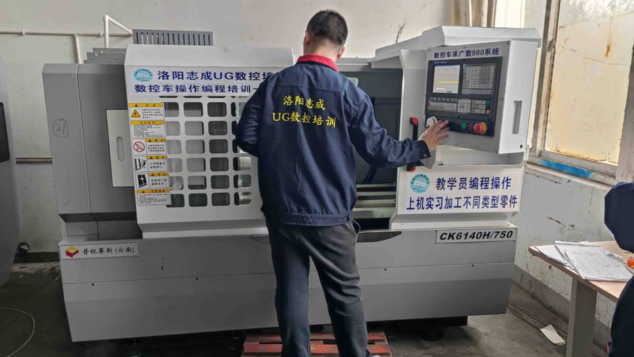 编程师傅会详细教学员怎样看懂不同类型的工厂图纸,以及ug里边不同刀